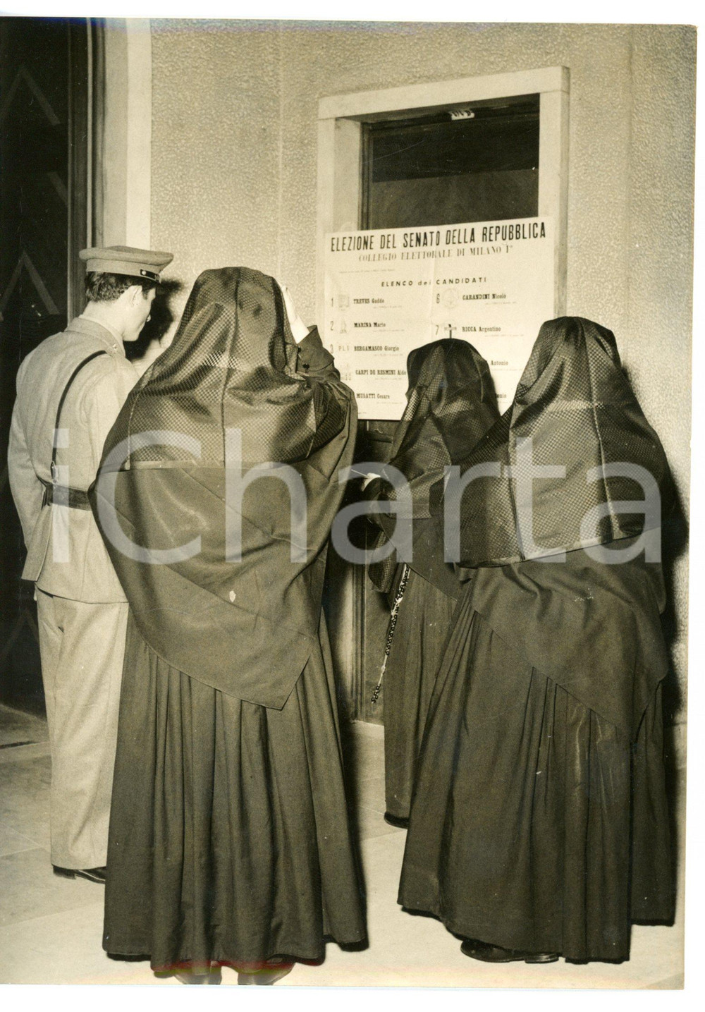 1958 MILANO Elezioni politiche - Suore consultano l'elenco dei candidati *Foto