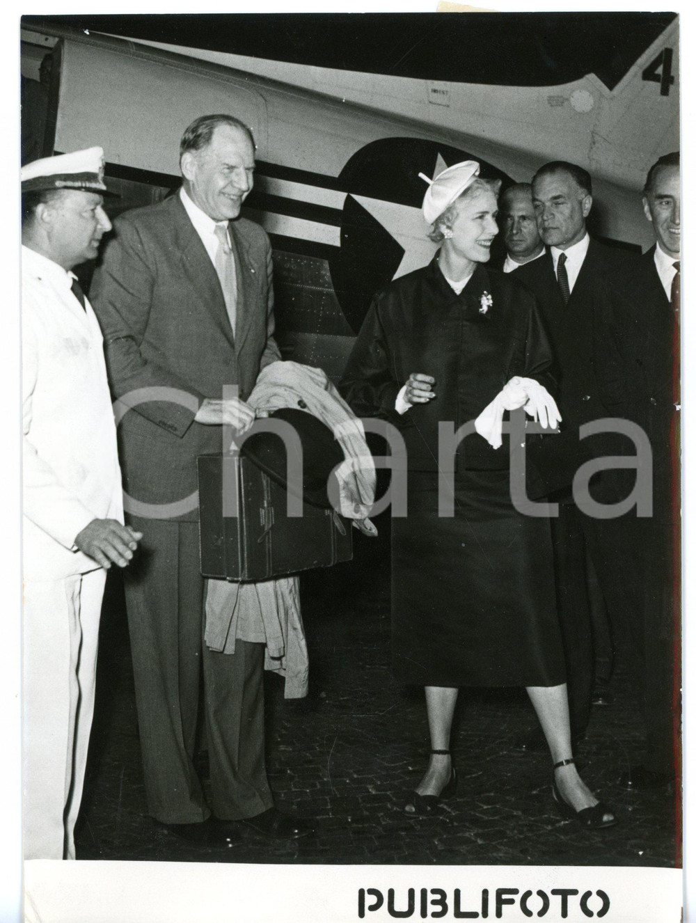 1954 ROMA Robert Daniel MURPHY e Clare BOOTHE LUCE all'arrivo *Foto 13x18 cm Fotografia d'epoca, con didascalia coeva al verso. CONDIZIONI: G (ma lieve sovraimpressione all'angolo inferiore destro)FORMATO: 13x18 cm     originale e autentica 1