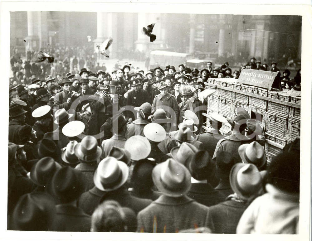 Fotografia d epoca originale 1938 MILANO Colombi viaggiatori spiccano volo dopo benedizione al DUOMO Foto 1