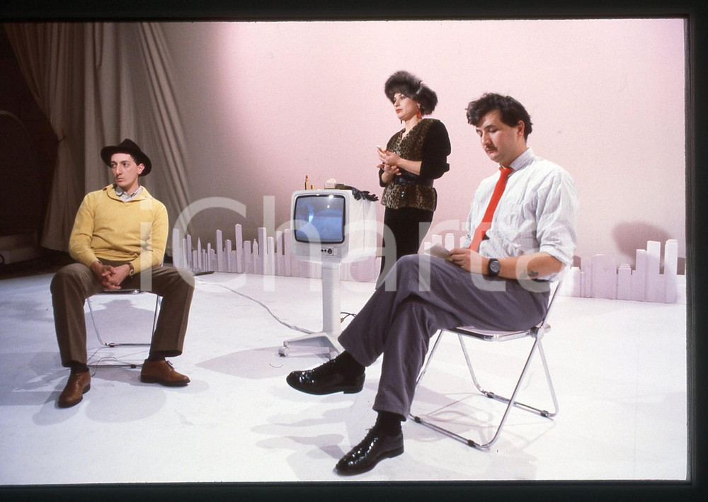 35mm vintage slide* 1985 ca TEATRO - MAGAZZINI CRIMINALI Marion D'AMBURGO (2)  Diapositiva d'epoca, in formato 35 mm.Nella diapositiva compaiono Marion d'Amburgo, Sandro Lombardi e Federico Tiezzi. CONDIZIONI: GOOD Tutti i diritti riservati.E' severamente vietata la riproduzione. ICharta mette in vendita, sul negozio eBay e in esclusiva sul sito "icharta" il proprio archivio composto da numerose diapositive e negativi fotografici d'epoca, tutti originali e autentici, che attraversano la storia del costume italiano tra gli la fine degli anni Sessanta e Novanta.Si tratta di uno sguardo inedito sull'attualit&agrave;, la politica, la vita quotidiana, il gossip e la cultura, che fotografa il cambiamento della nazione in quest'ultimo scorcio del XX secolo. Un'occasione unica per il mercato del collezionismo, che vede finalmente disponibile un archivio eccezionale per vastit&agrave;, tematiche e condizioni, in un settore (il negativo fotografico e la diapositiva) di assoluta novit&agrave; e dalle interessanti prospettive di investimento.  originale e autentica 1
