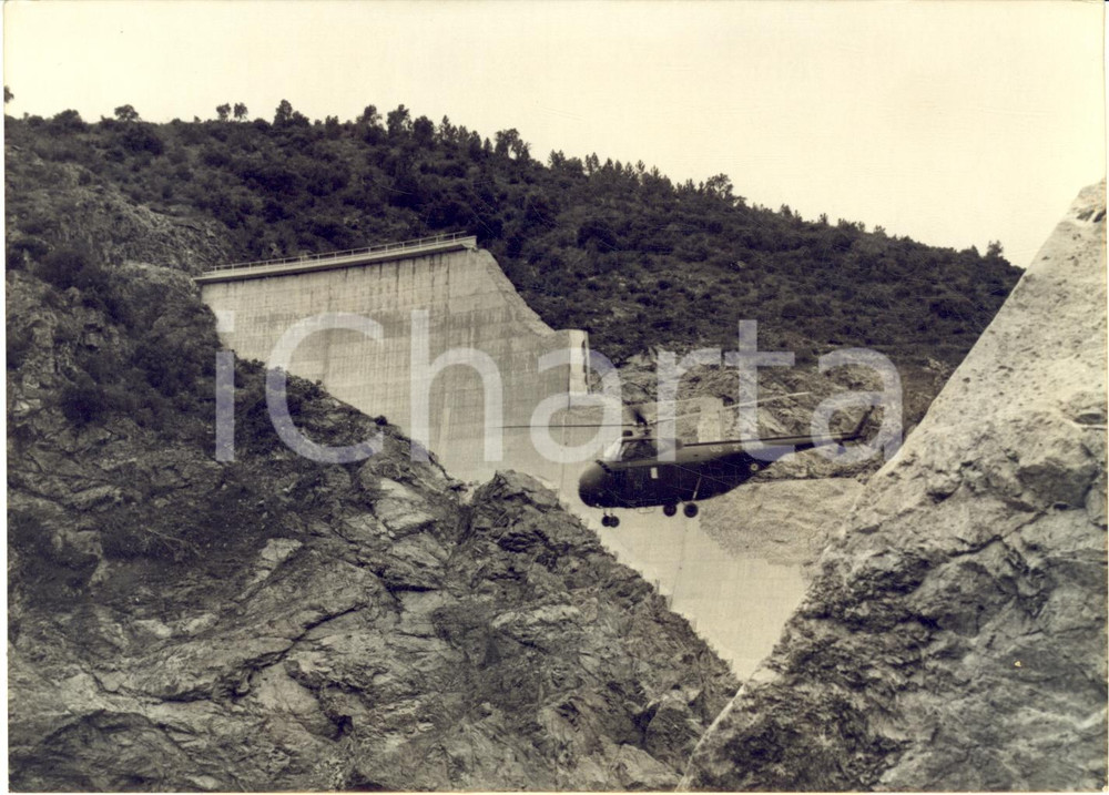 1959 Barrage de MALPASSET (F) EnquÃªteurs sur les ruines en hÃ©licoptÃ¨re *Photo Fotografia d'epoca con didascalia coeva.  CONDIZIONI: FAIR (increspature al margine inferiore) FORMATO: 18x13 cm     originale e autentica 1