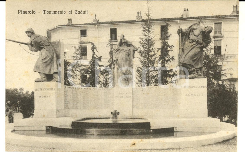 Cartolina originale da collezione 1920 ca PINEROLO TO Monumento ai Caduti Cartolina postale FP NV 1
