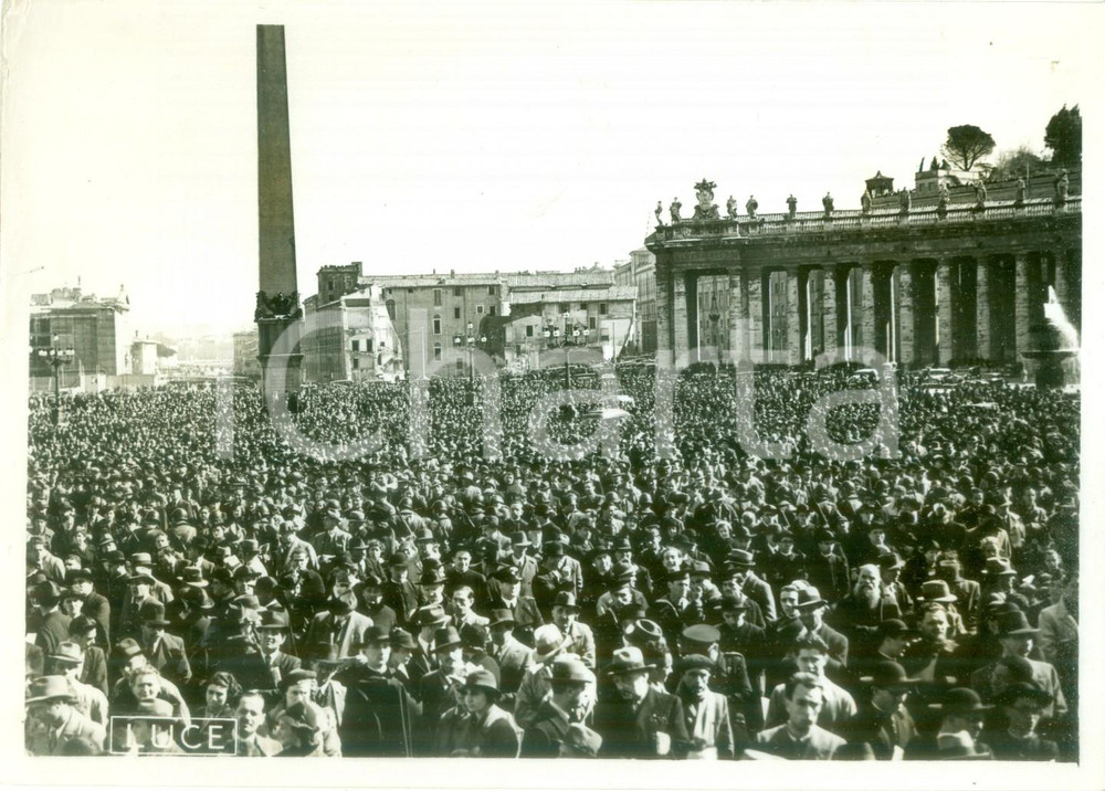 Fotografia d epoca originale 1939 ROMA Marea di popolo attende la prima fumata in Piazza SAN PIETRO Foto 1