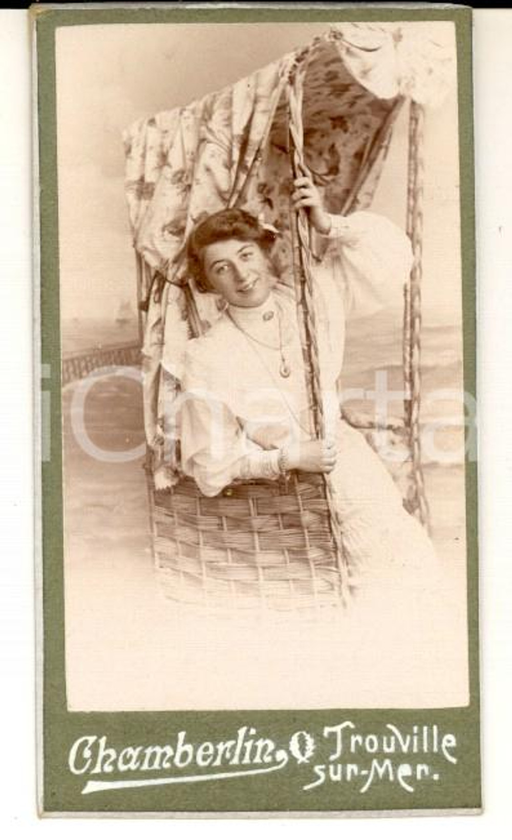 Fotografia d'epoca originale 1900 ca TROUVILLE-SUR-MER (F) Donna in una cabina di vimini *CHAMBERLIN 5x8 cm 1