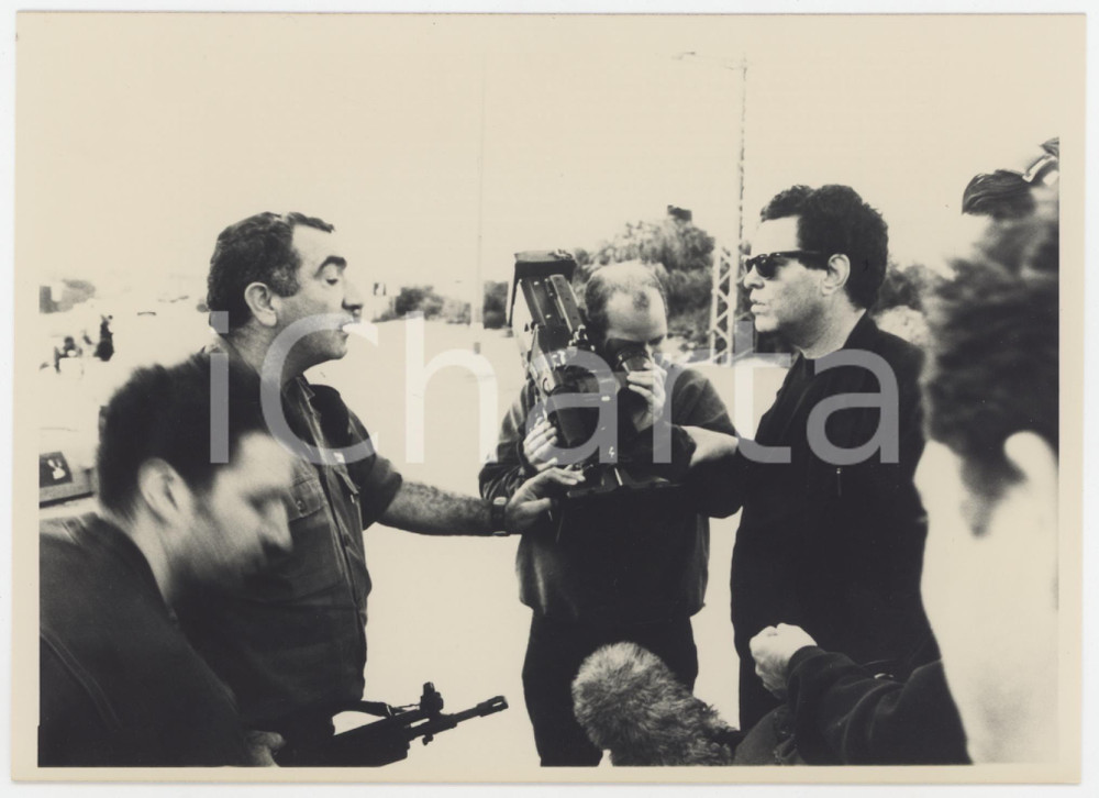 Materiale cinematografico d’epoca 1994 CINEMA Give peace a change Il regista Amos GITAI durante le riprese Foto 1