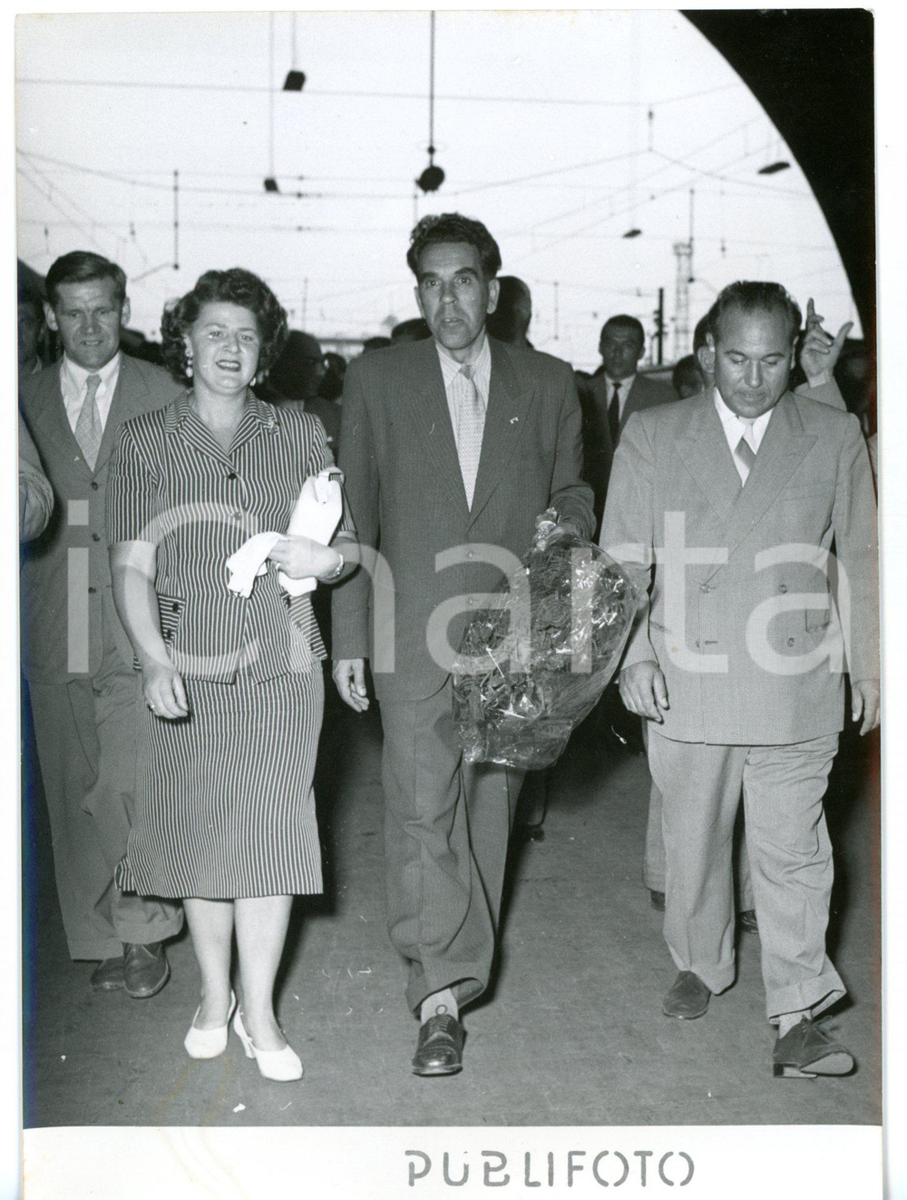  1955 MILANO CALCIO Squadra DYNAMO MOSCA in Stazione Centrale *Foto 13x18 cm Fotografia d'epoca con didascalia coeva al verso. CONDIZIONI: GFORMATO: 13x18 cm     originale e autentica 1