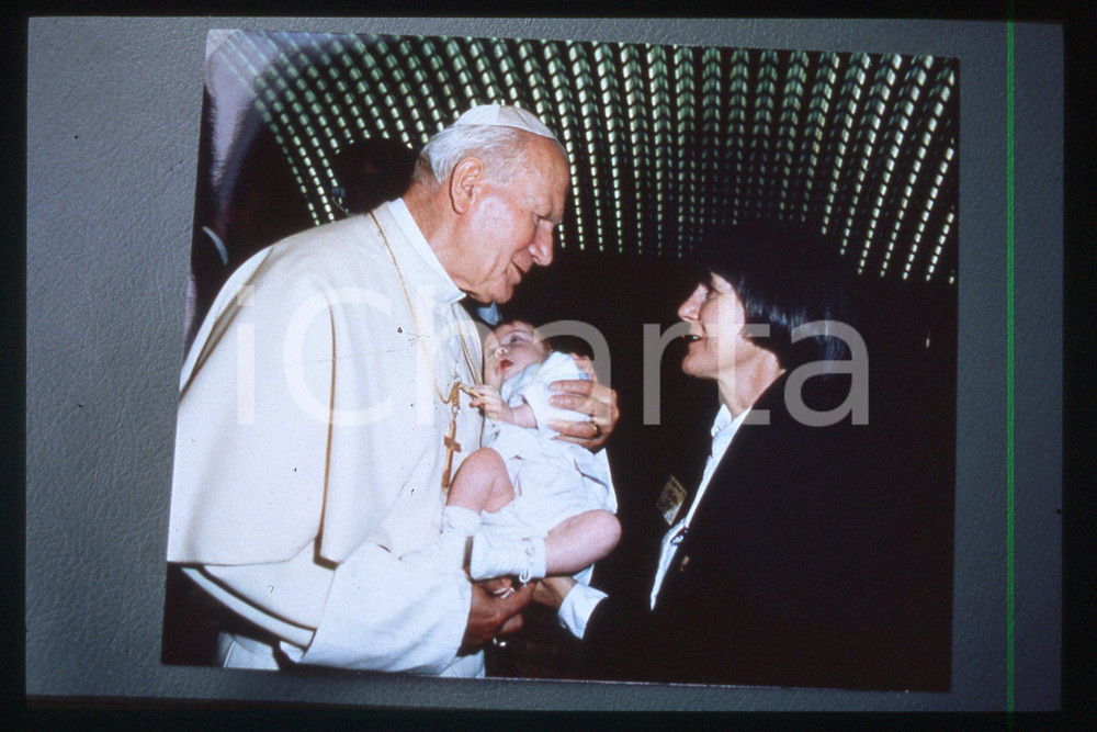 35mm vintage slide* 1994 Rome, GIOVANNI PAOLO II, adopting 23 children  Diapositiva d'epoca, in formato 35 mm.CONDIZIONI: GOODE' severamente vietata la riproduzione. Tutti i diritti sono riservati.Nella diapositiva ICharta mette in vendita, sul negozio eBay e in esclusiva sul sito "icharta" il proprio archivio composto da numerose diapositive e negativi fotografici d'epoca, tutti originali e autentici, che attraversano la storia del costume italiano tra gli la fine degli anni Sessanta e Novanta.Si tratta di uno sguardo inedito sull'attualit&agrave;, la politica, la vita quotidiana, il gossip e la cultura, che fotografa il cambiamento della nazione in quest'ultimo scorcio del XX secolo. Un'occasione unica per il mercato del collezionismo, che vede finalmente disponibile un archivio eccezionale per vastit&agrave;, tematiche e condizioni, in un settore (il negativo fotografico e la diapositiva) di assoluta novit&agrave; e dalle interessanti prospettive di investimento.  FAIR/discreto   originale e autentica 1