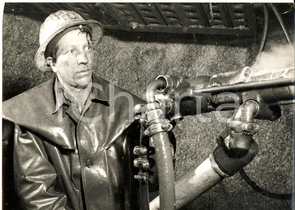 Fotografia d epoca originale 1962 Traforo del MONTE BIANCO Minatore con una perforatrice LEONE Foto 24x18 cm 1