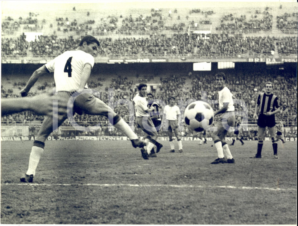 1965 CALCIO SERIE A INTER-CATANIA 5-1 Goal di Jair da Costa *Foto 24x18 cm Fotografia d'epoca.  CONDIZIONI: G (ma lievi difetti di stampa) FORMATO: 24x18 cm    originale e autentica 1