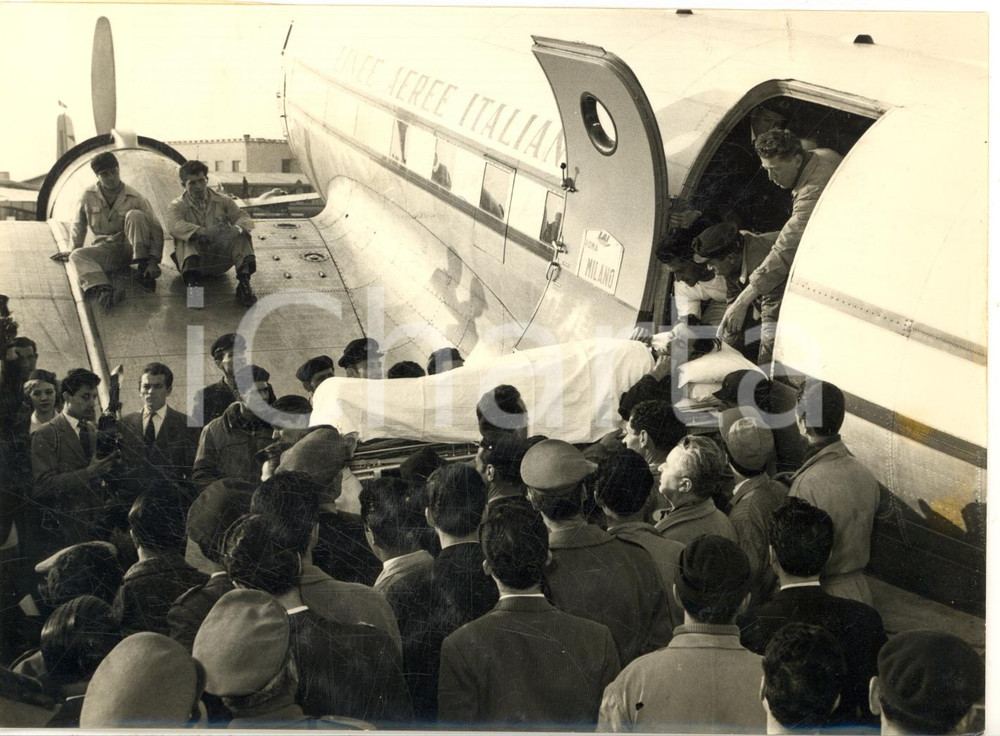 1957 MILANO MALPENSA Fausto COPPI scende in barella da aereo LAI *Foto 18x13
