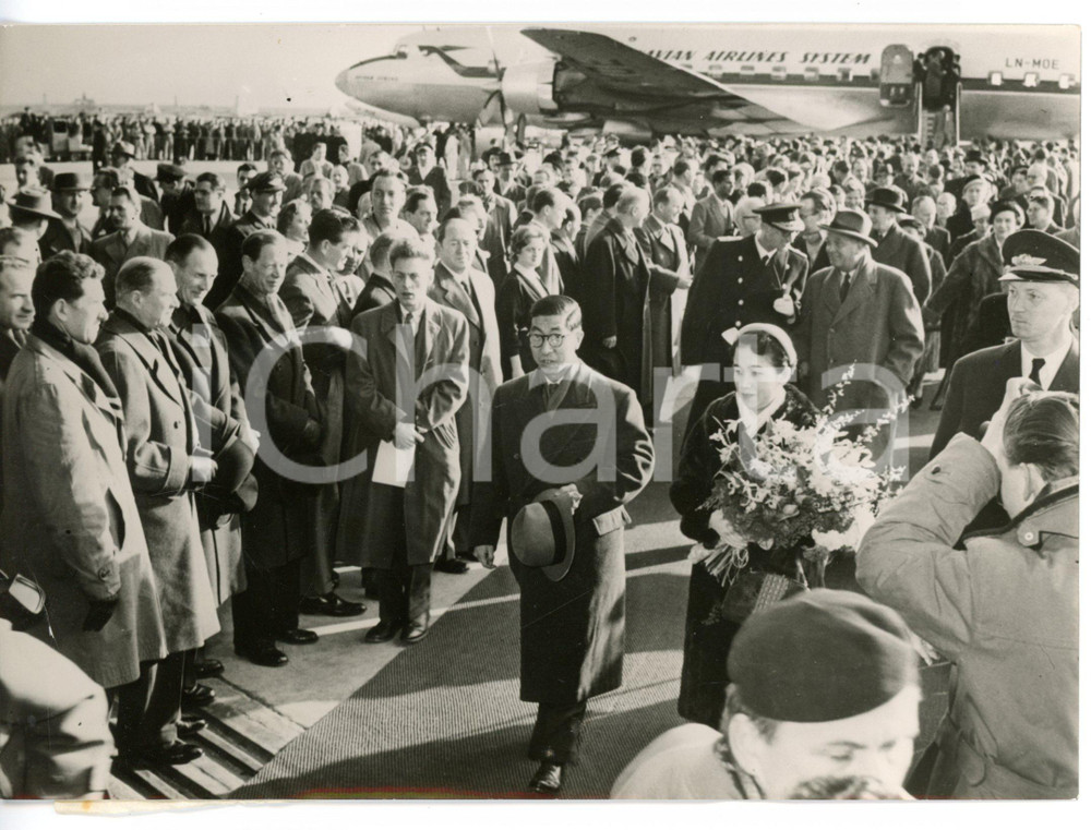 1957 COPENAGHEN Linea aerea transpolare SAS - Principe MIKASA ll'inaugurazione Fotografia d'epoca con didascalia coeva al verso. CONDIZIONI: FAIR (piegatura all'angolo inferiore sinistro)FORMATO: 18x13 cm     originale e autentica 1