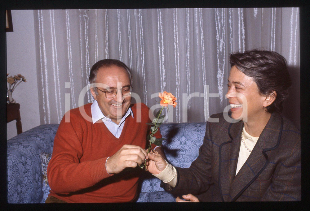 35mm vintage slide* 1990 ca ROMA Salvatore ACCARDO dona una rosa a Resy CORSI