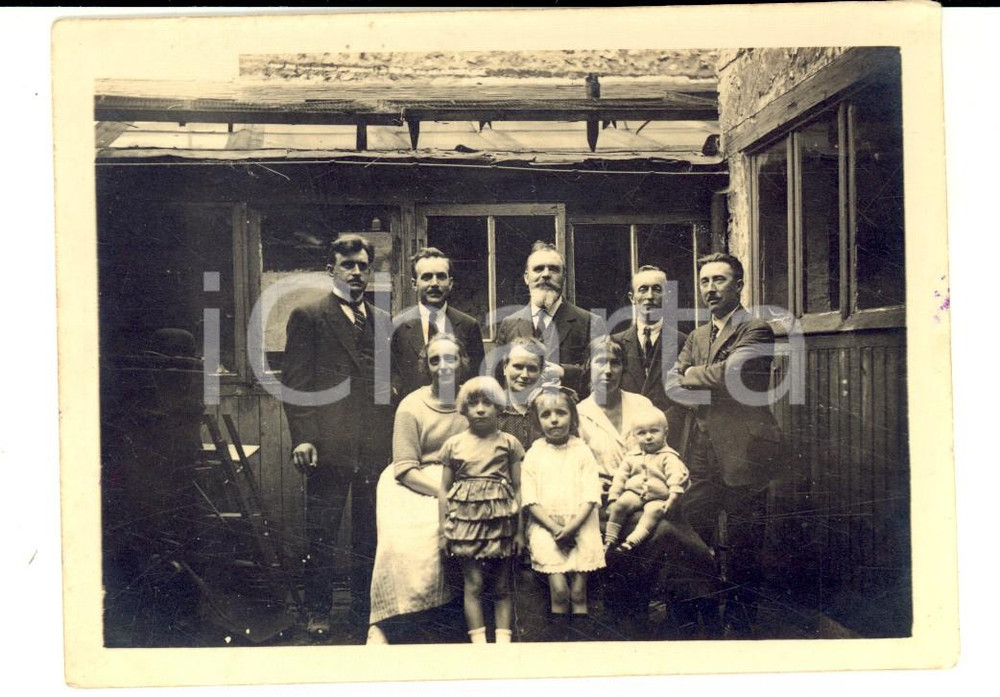 Fotografia d epoca originale 1910 ca AREA LOMBARDA ? Ritratto di famiglia in un cortile Foto VINTAGE 13x9 1