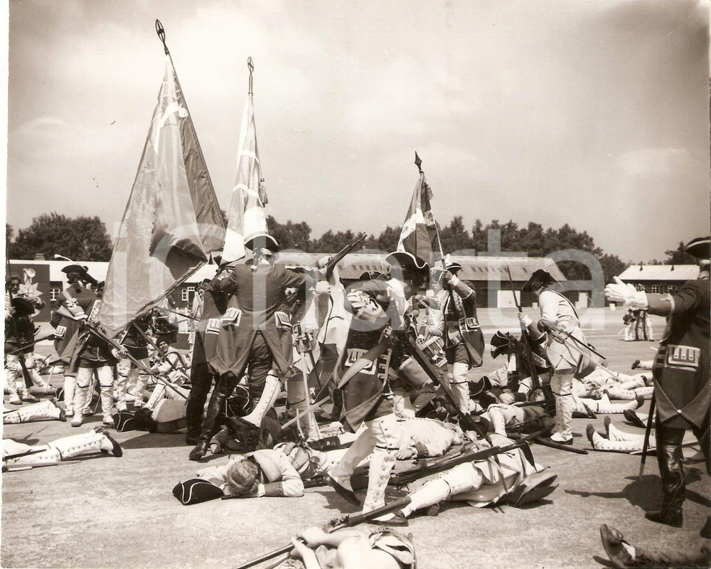 Fotografia d epoca originale 1959 LINGFIELD Hobbs Barracks  Sussex reggiment refight the battle of Quebec 1