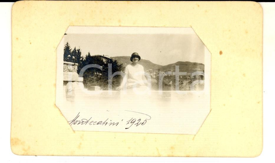 Fotografia d epoca originale 1925 MONTECATINI PT Ritratto di giovane donna in terrazza Foto VINTAGE  11x7 1