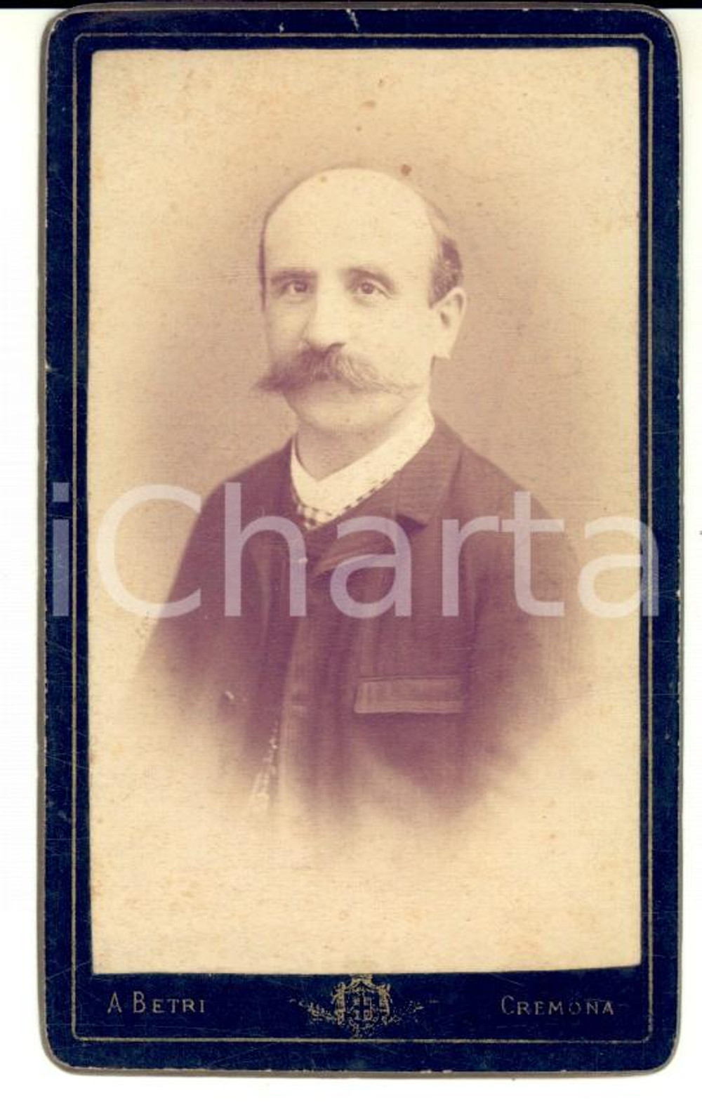 Fotografia d epoca originale 1890 ca CREMONA Ritratto maschile con giacca scura Foto Aurelio BETRI 1