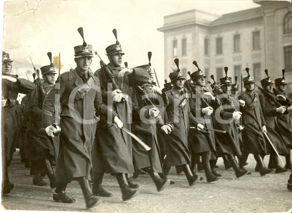 Fotografia d epoca originale 1936 MILANO Artiglieri sfilano davanti a caserma SANTA BARBARA Foto DANNEGGIATA 1