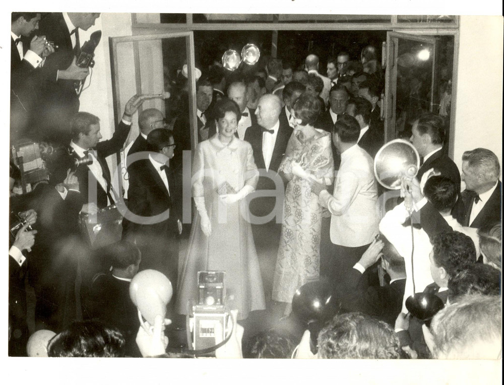 Fotografia d epoca originale 1955 ca CANNES FILM FESTIVAL Ingresso a una serata di gala Foto 1