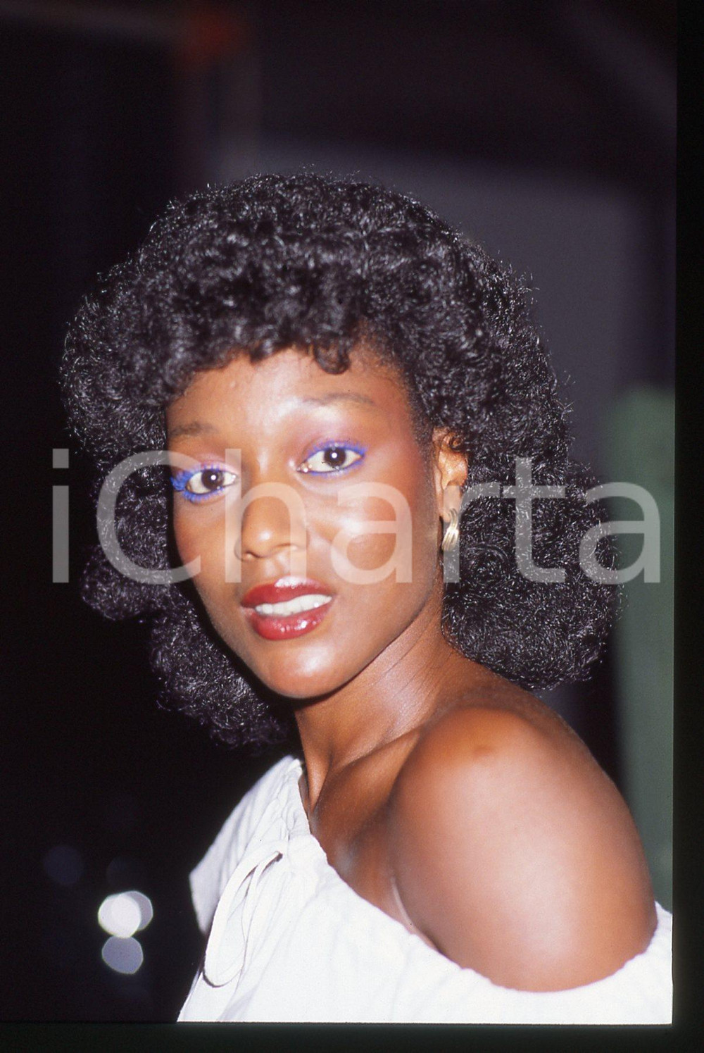 35mm vintage slide* 1980 ca MUSICA Amii STEWART - Ritratto della cantante (12)   Diapositiva d'epoca, in formato 35 mm. CONDIZIONI: GOODTutti i diritti riservati.E' severamente vietata la riproduzione. ICharta mette in vendita, sul negozio eBay e in esclusiva sul sito "icharta" il proprio archivio composto da numerose diapositive e negativi fotografici d'epoca, tutti originali e autentici, che attraversano la storia del costume italiano tra gli la fine degli anni Sessanta e Novanta.Si tratta di uno sguardo inedito sull'attualit&agrave;, la politica, la vita quotidiana, il gossip e la cultura, che fotografa il cambiamento della nazione in quest'ultimo scorcio del XX secolo. Un'occasione unica per il mercato del collezionismo, che vede finalmente disponibile un archivio eccezionale per vastit&agrave;, tematiche e condizioni, in un settore (il negativo fotografico e la diapositiva) di assoluta novit&agrave; e dalle interessanti prospettive di investimento.  originale e autentica 1