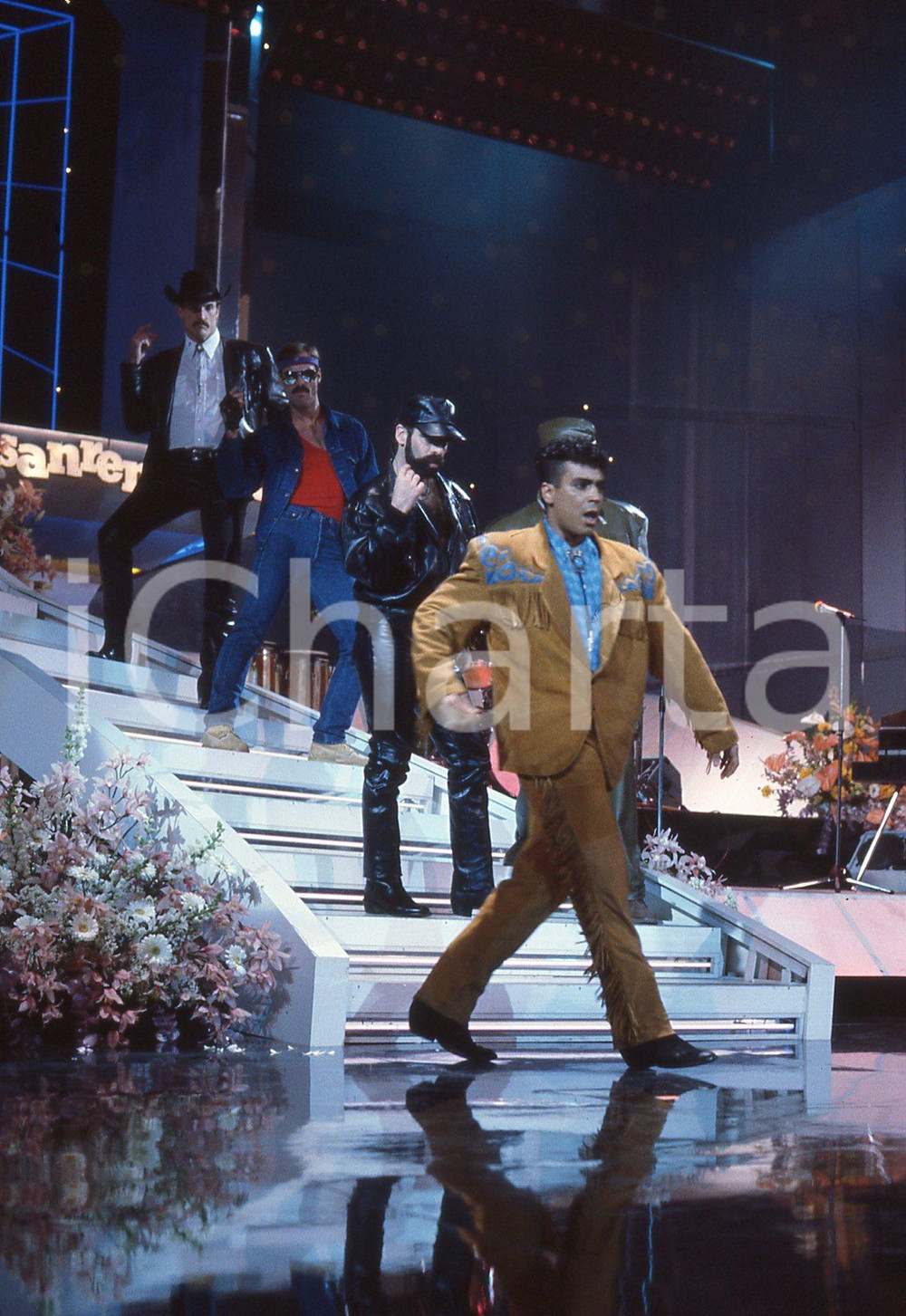 35mm vintage slide* 1985 VILLAGE PEOPLE a Festival di Sanremo (10) *originale   Diapositiva d'epoca, in formato 35 mm. CONDIZIONI: GOODTutti i diritti riservati.E' severamente vietata la riproduzione. ICharta mette in vendita, sul negozio eBay e in esclusiva sul sito "icharta" il proprio archivio composto da numerose diapositive e negativi fotografici d'epoca, tutti originali e autentici, che attraversano la storia del costume italiano tra gli la fine degli anni Sessanta e Novanta.Si tratta di uno sguardo inedito sull'attualità, la politica, la vita quotidiana, il gossip e la cultura, che fotografa il cambiamento della nazione in quest'ultimo scorcio del XX secolo. Un'occasione unica per il mercato del collezionismo, che vede finalmente disponibile un archivio eccezionale per vastità, tematiche e condizioni, in un settore (il negativo fotografico e la diapositiva) di assoluta novità e dalle interessanti prospettive di investimento.  originale e autentica 1