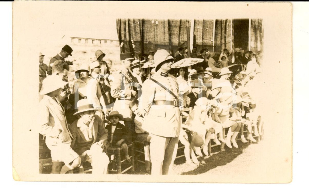 Fotografia d epoca originale 1915 ca WW1 FRANCIA Tribuna con ufficiale delle truppe coloniali Foto cartolina 1