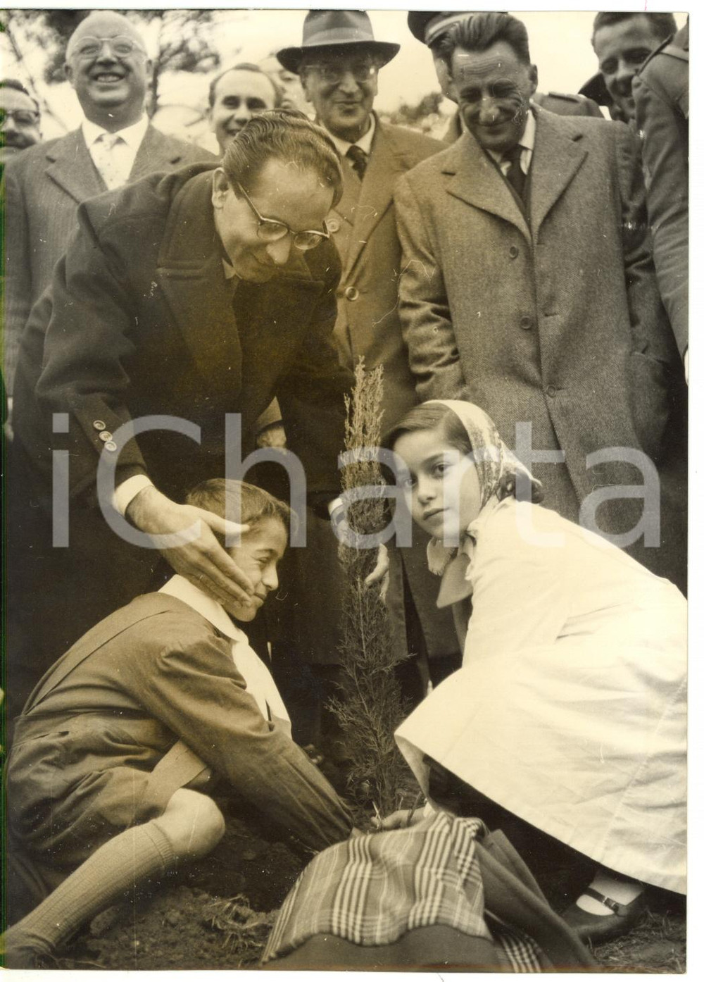1957 ROMA Monte Mario - Emilio COLOMBO alla Festa degli Alberi *Foto 13x18 cm  Fotografia d'epoca con didascalia coeva.  CONDIZIONI: G (ma alone diffuso; lievi difetti di stampa) FORMATO: 13x18 cm     originale e autentica 1