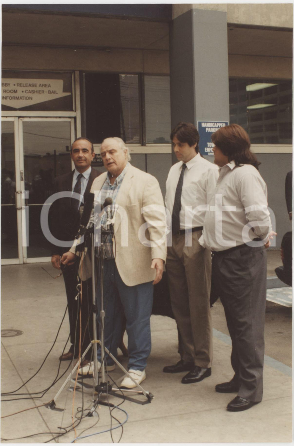 Fotografia d epoca originale 1990 LOS ANGELES COUNTY JAIL Marlon BRANDO with sons Christian and Miko  Foto 2 1