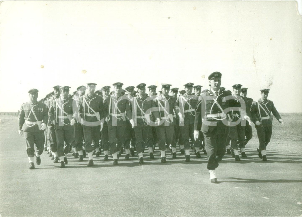 Fotografia d epoca originale 1959 VITERBO Plotone dell esercito in marcia Autografo Vitaliano VITALI Foto 1