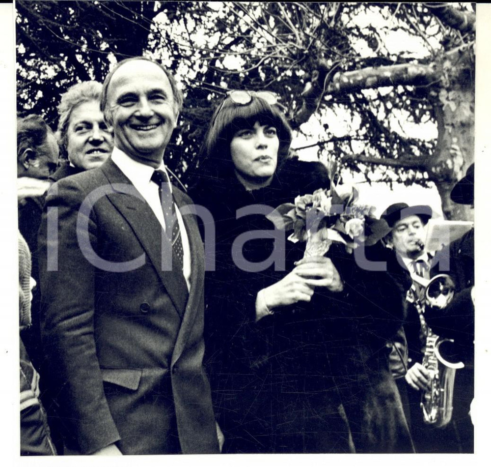 Fotografia d epoca originale 1980 ca PARIS Mireille MATHIEU con un bouquet di fiori Foto 13x12 cm 1