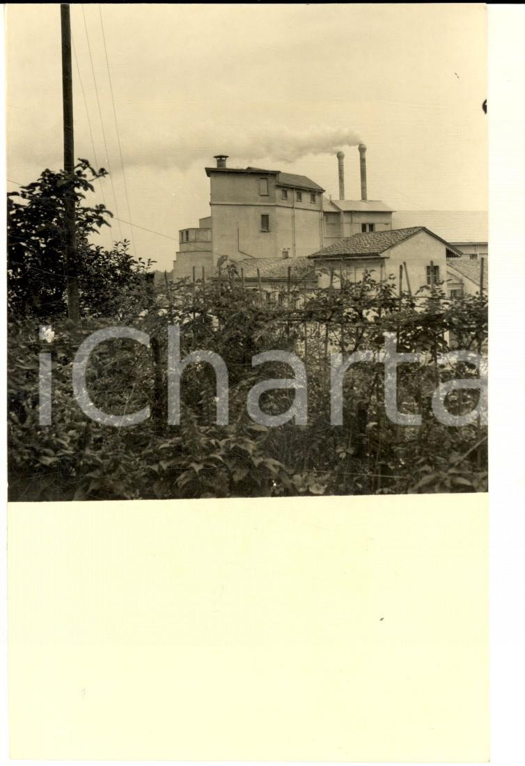 Fotografia d epoca originale 1956 STRADELLA Veduta con ciminiere di un cementificio in attività FOTO 1