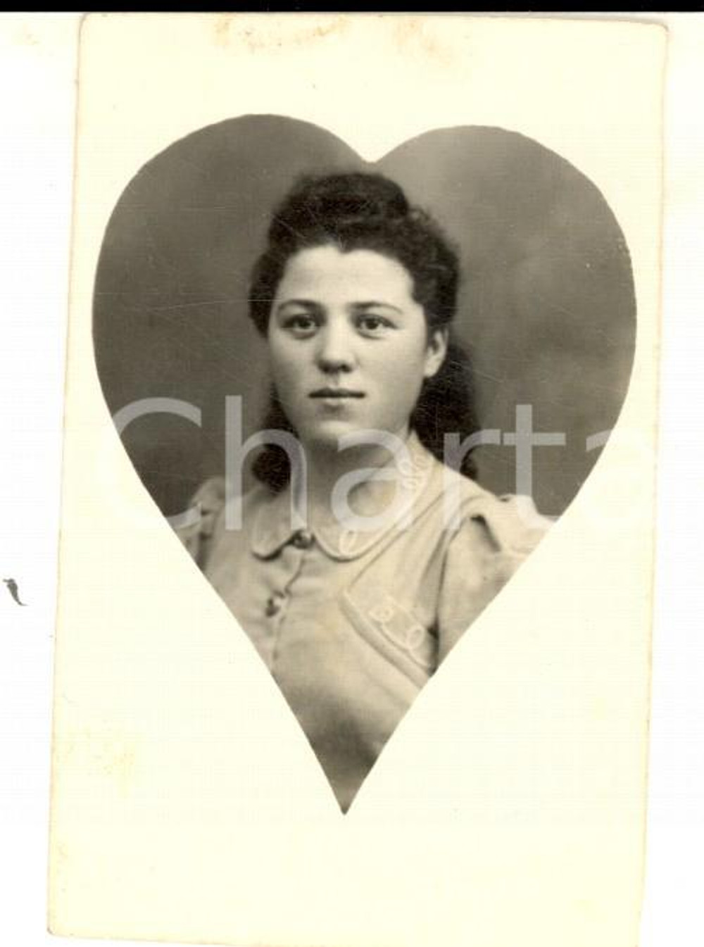 Fotografia d epoca originale 1941 Ritratto di giovane donna a forma di cuore Foto VINTAGE 6x8 cm 1