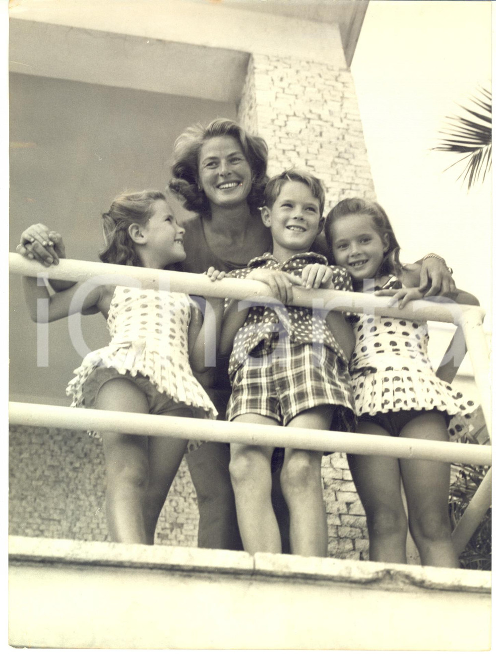 1959 SANTA MARINELLA Ingrid BERGMAN al balcone con i suoi tre figli - Foto 18x24