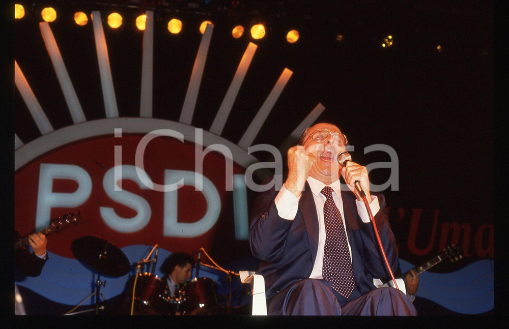 35mm vintage slide* 1989 MILANO Domenico MODUGNO canta ad un comizio del PSDI 40