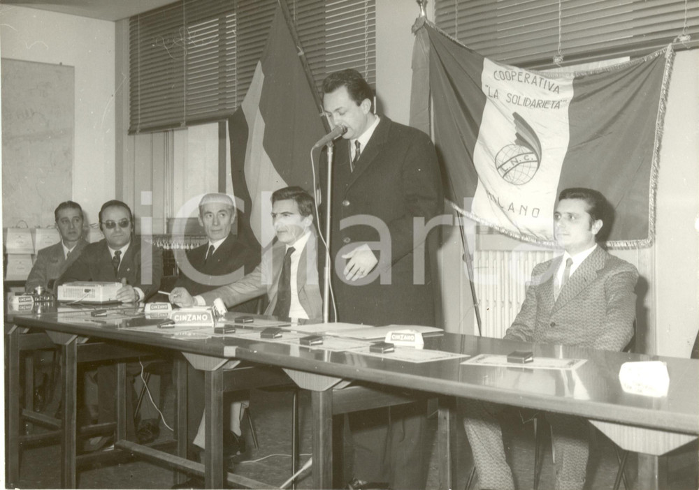 Fotografia d epoca originale 1965 ca MILANO LA SOLIDARIETA  Cooperativa ACLI Discorso comitato centrale Foto 1