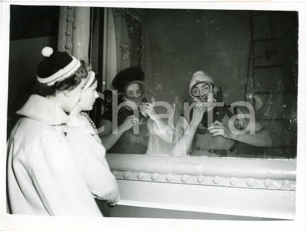 1954 LONDON National Boat Show - Pauline ADY Barry BLAIR eat bananas under water