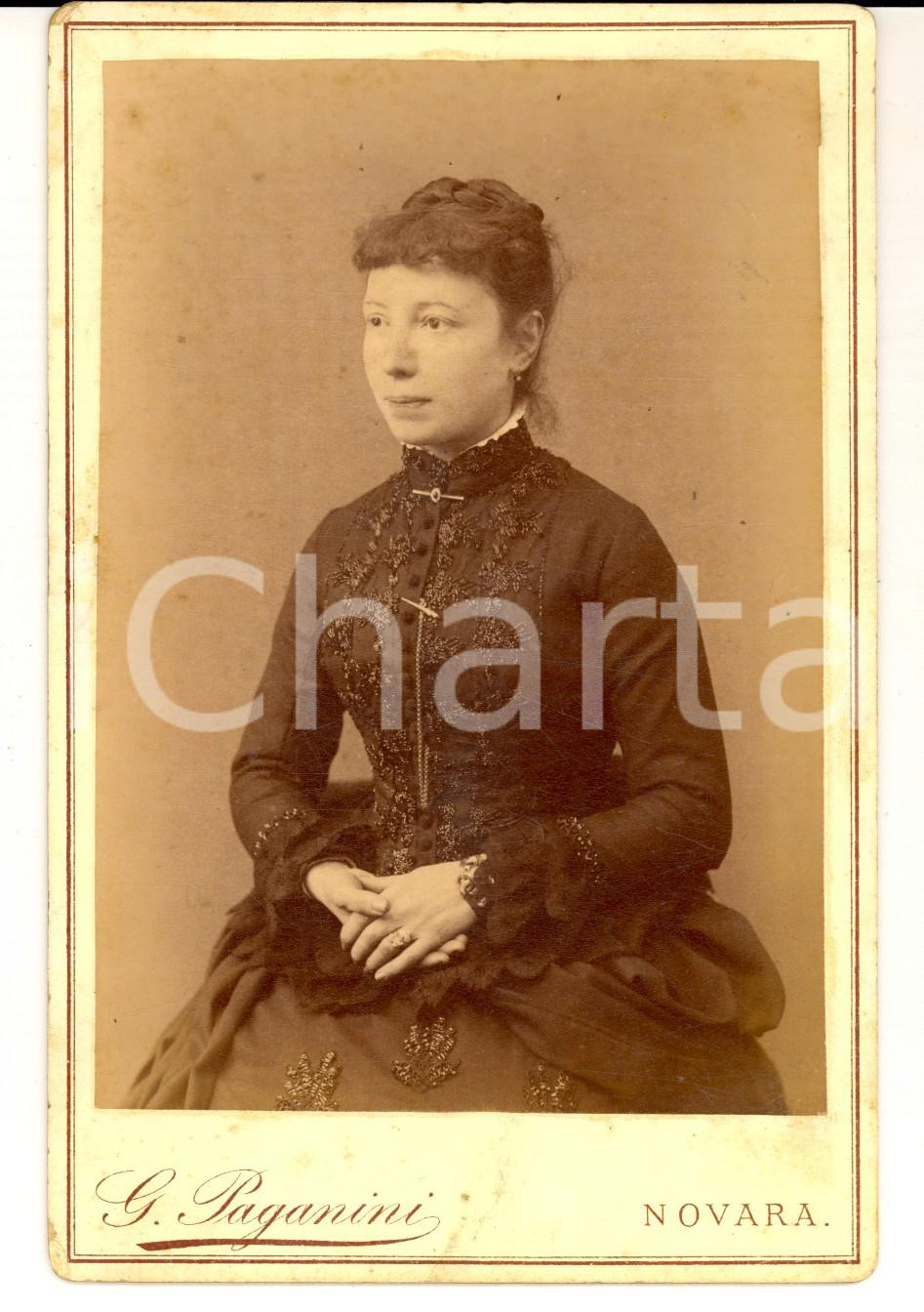 Fotografia d epoca originale 1890 ca NOVARA Ritratto femminile con abito nero ricamato Foto PAGANINI 1