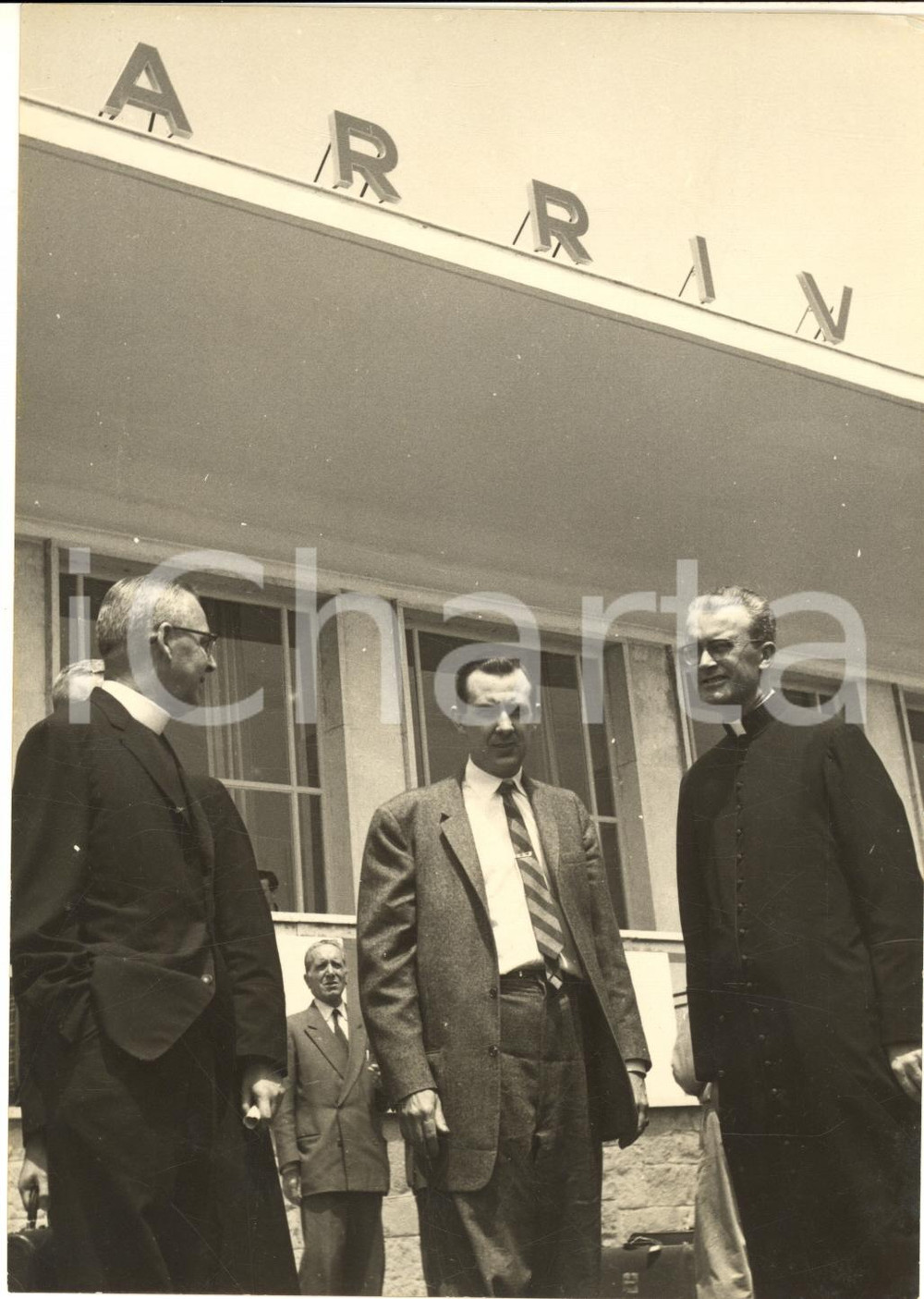 1958 ROMA - Il cardinale Samuel STRITCH accoglie il nipote al suo arrivo *Foto