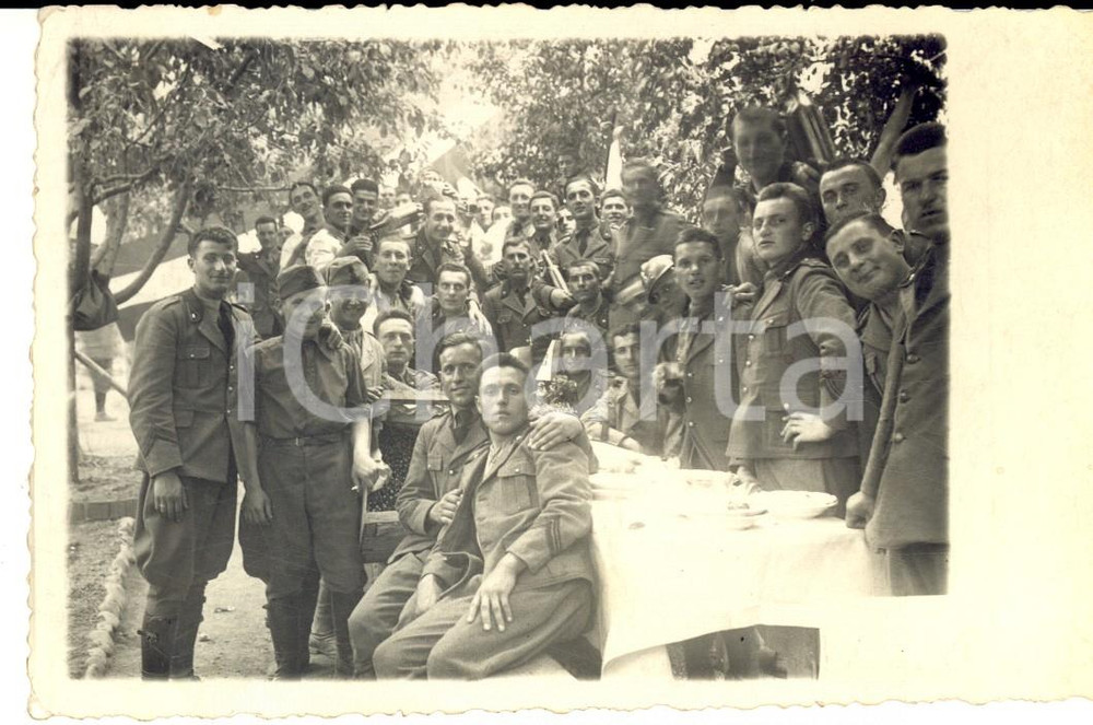 Fotografia d epoca originale 1936 REGIO ESERCITO Una tavolata di giovani ufficiali all aperto Foto cartolina 1