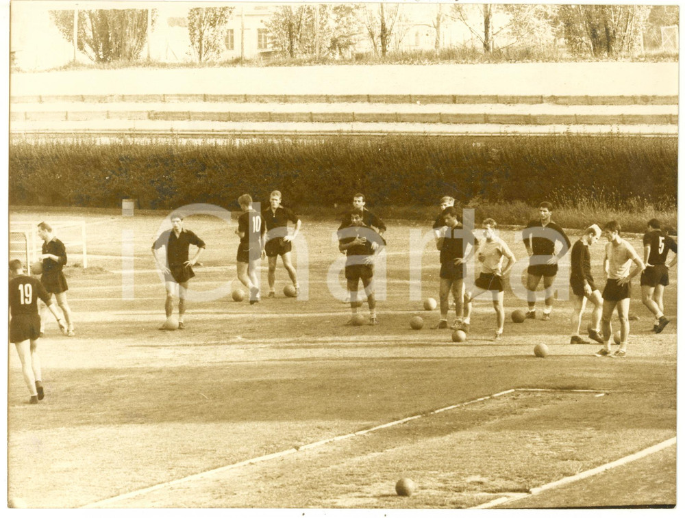 1964 BOSCO LUGANESE Ritiro AC MILAN - Allenamento della squadra *Foto 24x18 cm  Fotografia d'epoca con didascalia coeva al verso.   CONDIZIONI: FAIR (alone diffuso) FORMATO: 24x18 cm     originale e autentica 1