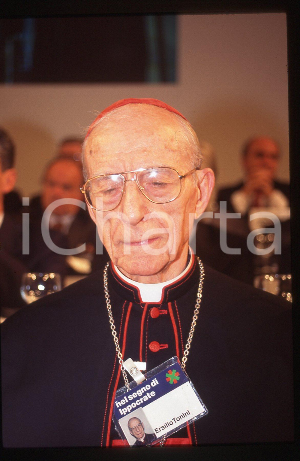 35mm vintage slide* 1995 RIMINI Ersilio TONINI Evento NEL SEGNO DI IPPOCRATE *1  Diapositiva d'epoca, in formato 35 mm. La diapositiva riprende il cardinale Ersilio Tonini durante il convegno "Nel segno di Ippocrate. Scienza politica, economia, comunicazione alla ricerca di nuovi equilibri per la vita e la salute dell'uomo", svoltosi tra il 14 e il 17 ottobre 1995 a Rimini. CONDIZIONI: GOOD Tutti i diritti riservati.E' severamente vietata la riproduzione. ICharta mette in vendita, sul negozio eBay e in esclusiva sul sito "icharta" il proprio archivio composto da numerose diapositive e negativi fotografici d'epoca, tutti originali e autentici, che attraversano la storia del costume italiano tra gli la fine degli anni Sessanta e Novanta.Si tratta di uno sguardo inedito sull'attualit&agrave;, la politica, la vita quotidiana, il gossip e la cultura, che fotografa il cambiamento della nazione in quest'ultimo scorcio del XX secolo. Un'occasione unica per il mercato del collezionismo, che vede finalmente disponibile un archivio eccezionale per vastit&agrave;, tematiche e condizioni, in un settore (il negativo fotografico e la diapositiva) di assoluta novit&agrave; e dalle interessanti prospettive di investimento.  originale e autentica 1
