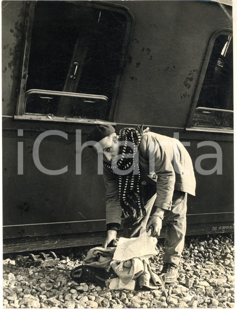 1962 BOLOGNA Deragliamento treno BARI-MILANO - Passeggero salvato - Foto 18x24 Fotografia d'epoca con didascalia coeva.  CONDIZIONI: FAIR (piegature angolari)     originale e autentica 1