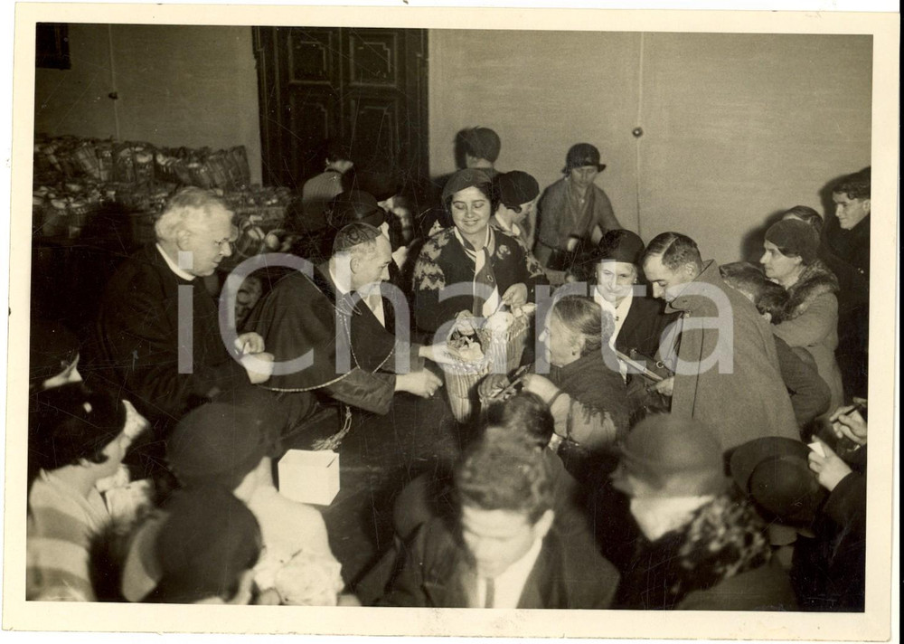 Fotografia d epoca originale 1932 MILANO Card. Ildefonso SCHUSTER distribuisce i doni natalizi ai poveri 1