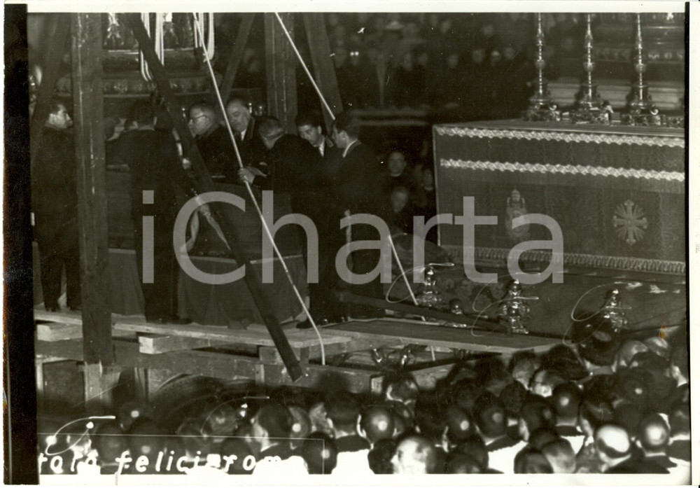 Fotografia d epoca originale 1939 ROMA Salma di Papa PIO XI calata nella cripta di SAN PIETRO Fotografia 1