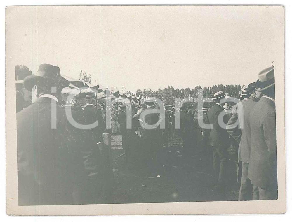 1920 ca MILANO - SAN SIRO (?) Pubblico a una corsa di cavalli Fotografia anonima  Fotografia d'epoca. FAIR/discreto Lievi smussature agli angoli Formato: 11x9 originale e autentica 1