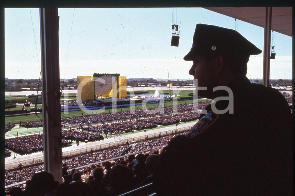 35mm vintage slide* 1995 BROOKLYN Aqueduct Racetrack - People waiting for Pope 3  Diapositiva d'epoca, in formato 35 mm.CONDIZIONI: GOODE' severamente vietata la riproduzione. Tutti i diritti sono riservati.Nella diapositiva ICharta mette in vendita, sul negozio eBay e in esclusiva sul sito "icharta" il proprio archivio composto da numerose diapositive e negativi fotografici d'epoca, tutti originali e autentici, che attraversano la storia del costume italiano tra gli la fine degli anni Sessanta e Novanta.Si tratta di uno sguardo inedito sull'attualit&agrave;, la politica, la vita quotidiana, il gossip e la cultura, che fotografa il cambiamento della nazione in quest'ultimo scorcio del XX secolo. Un'occasione unica per il mercato del collezionismo, che vede finalmente disponibile un archivio eccezionale per vastit&agrave;, tematiche e condizioni, in un settore (il negativo fotografico e la diapositiva) di assoluta novit&agrave; e dalle interessanti prospettive di investimento.  FAIR/discreto   originale e autentica 1