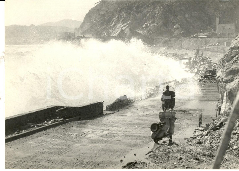 1957 NAPOLI Violenta libecciata che danneggia il lungomare *Foto 18x13 cm