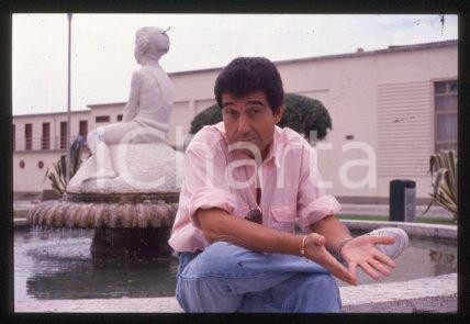 35mm vintage slide* 1990 ca CINEMA Spanish actor & director AndrÃ©s PAJARES (25)   Diapositiva d'epoca, in formato 35 mm.CONDIZIONI: GOOD E' severamente vietata la riproduzione. Tutti i diritti sono riservati.Nella diapositiva ICharta mette in vendita, sul negozio eBay e in esclusiva sul sito "icharta" il proprio archivio composto da numerose diapositive e negativi fotografici d'epoca, tutti originali e autentici, che attraversano la storia del costume italiano tra gli la fine degli anni Sessanta e Novanta.Si tratta di uno sguardo inedito sull'attualit&agrave;, la politica, la vita quotidiana, il gossip e la cultura, che fotografa il cambiamento della nazione in quest'ultimo scorcio del XX secolo. Un'occasione unica per il mercato del collezionismo, che vede finalmente disponibile un archivio eccezionale per vastit&agrave;, tematiche e condizioni, in un settore (il negativo fotografico e la diapositiva) di assoluta novit&agrave; e dalle interessanti prospettive di investimento.   FAIR/discreto   originale e autentica 1