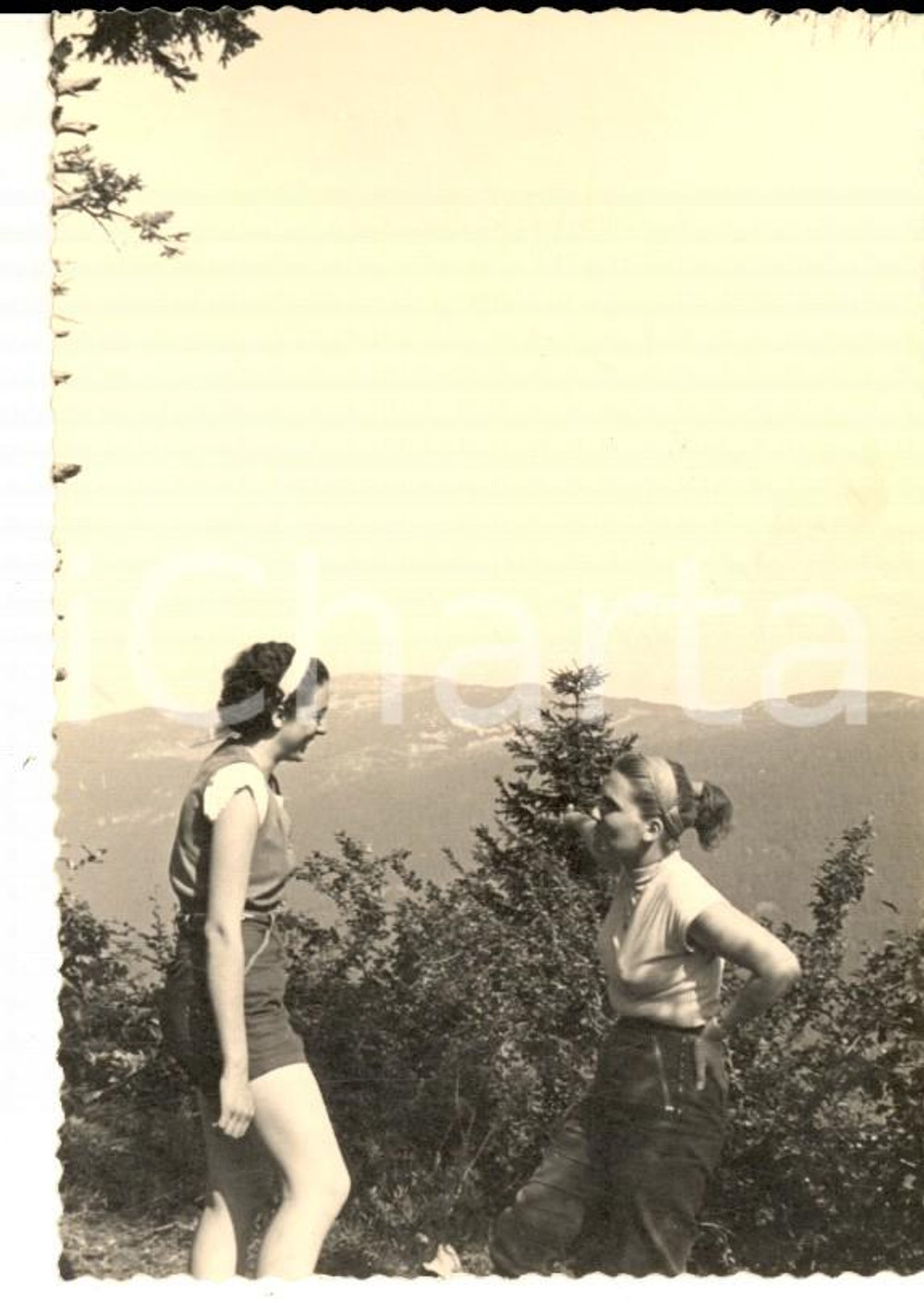 Fotografia d epoca originale 1950 ca MOLVENO TN Una coppia di giovani turiste Foto VINTAGE 8x10 cm 1