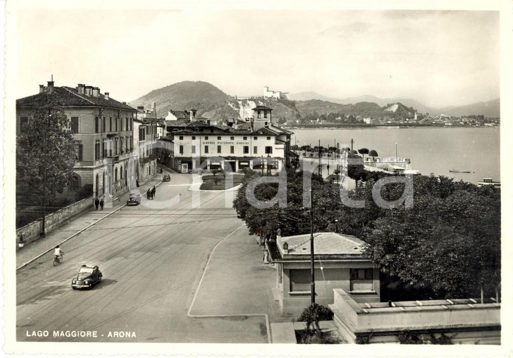 Cartolina originale da collezione 1952 ARONA NO Veduta paese con albergo Ristorante GIARDINO Cartolina FG VG 1