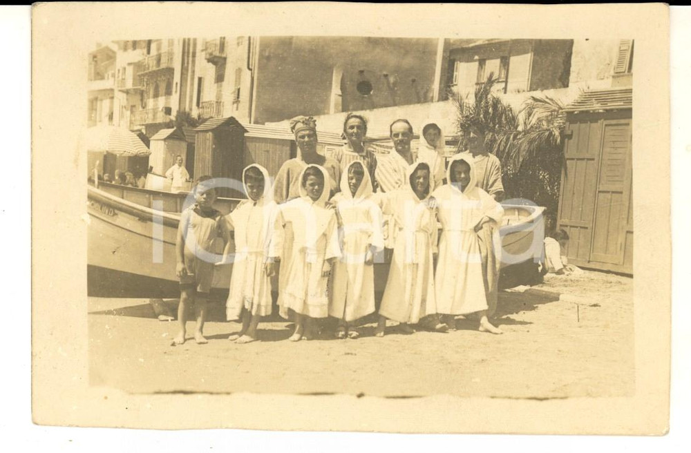 Fotografia d epoca originale 1920 ca ALASSIO?  Gruppo di bambini in spiaggia Foto cartolina VINTAGE 1